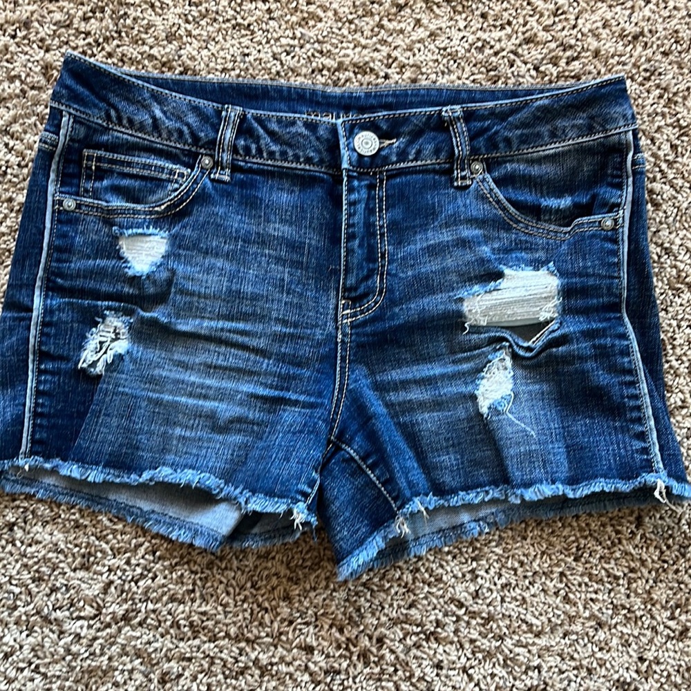 Maurice’s distressed denim short 7/8